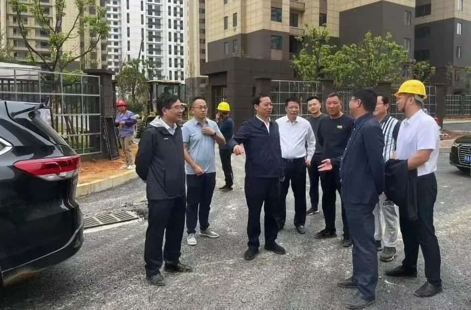 萬(wàn)義輝到秦坊安置房、杭州路項(xiàng)目調(diào)研