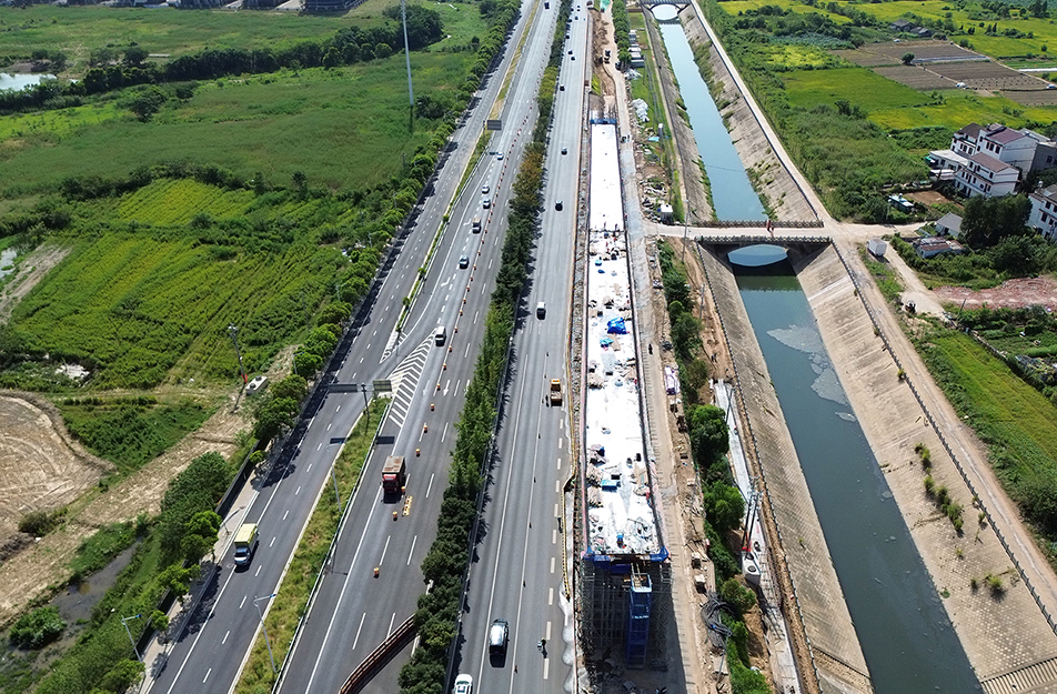 深圳大道互通立交項目鏡面墩柱工藝揭秘 定制不銹鋼模板誤差控制在2mm內(nèi)