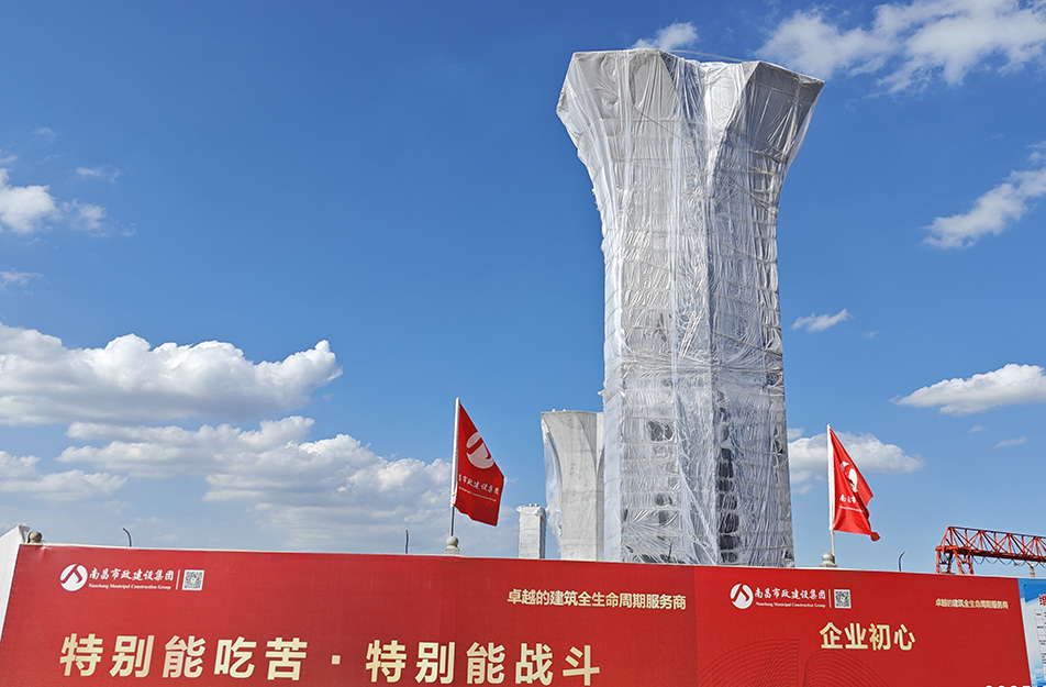 深圳大道互通立交項目鏡面墩柱工藝揭秘 定制不銹鋼模板誤差控制在2mm內(nèi)