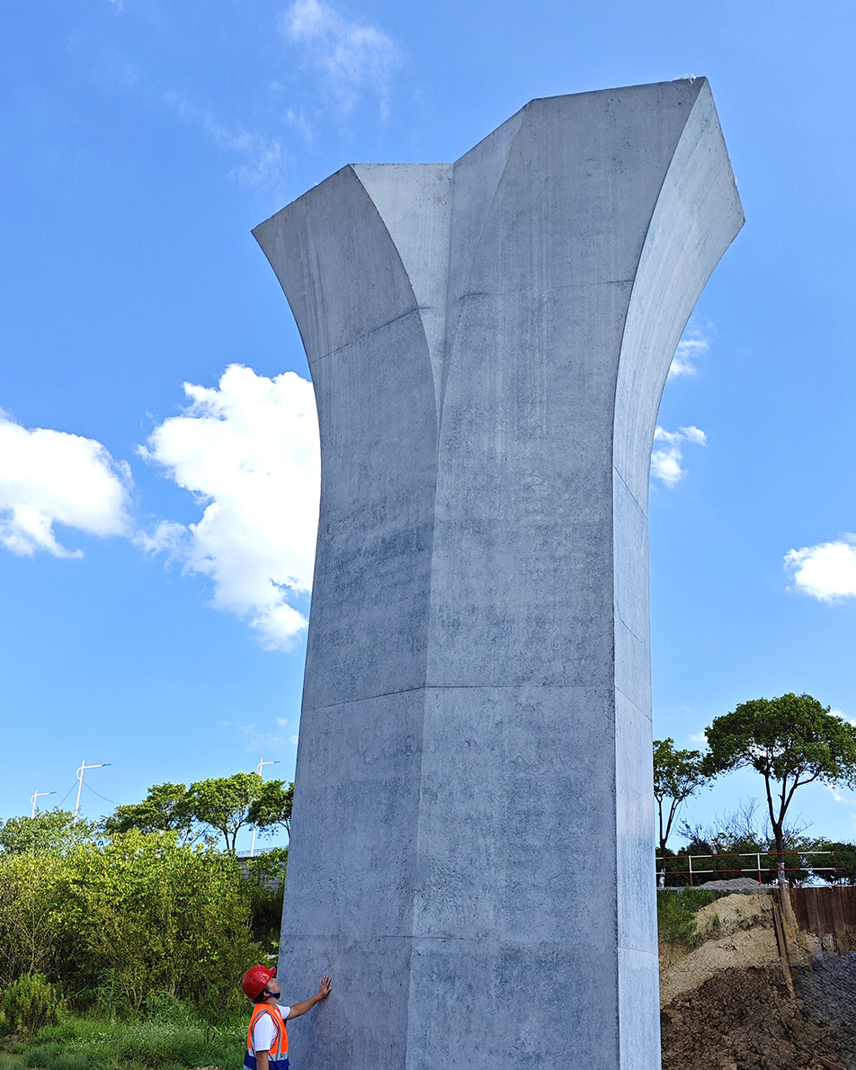 深圳大道互通立交項目鏡面墩柱工藝揭秘 定制不銹鋼模板誤差控制在2mm內(nèi)